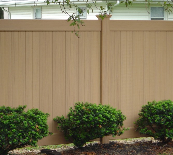 Which is Better Between Wood and Vinyl Fence for your Home
